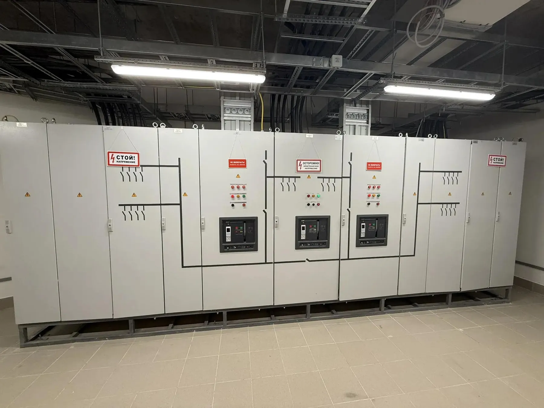 Главный распределительный щит, запитанный шинопроводом ELMAX, фронтальный вид